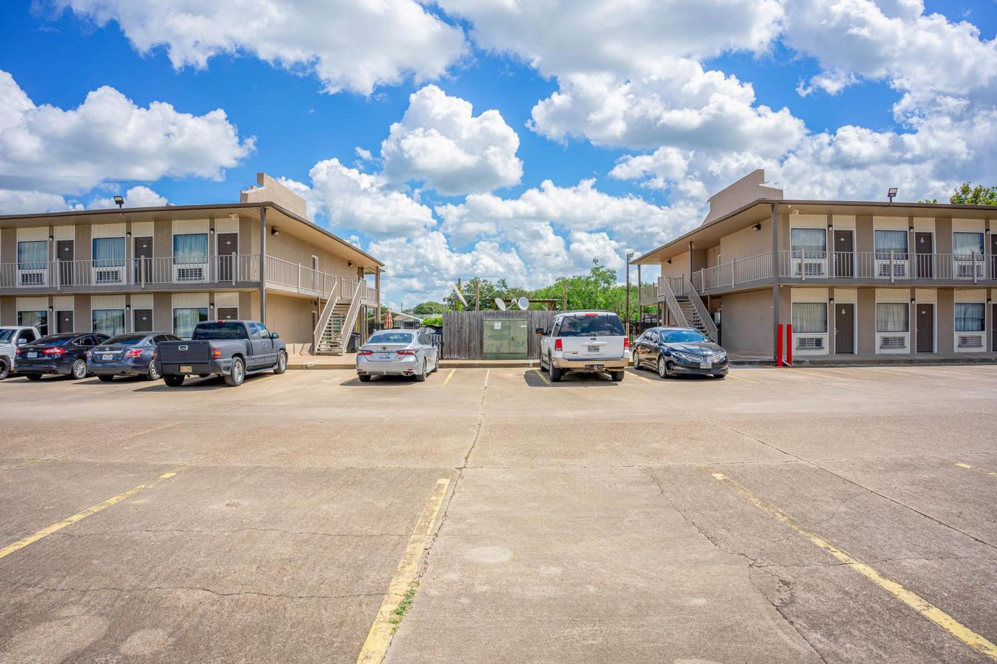 Regency Inn & Suites By Oyo Bay City Tx Eksteriør bilde